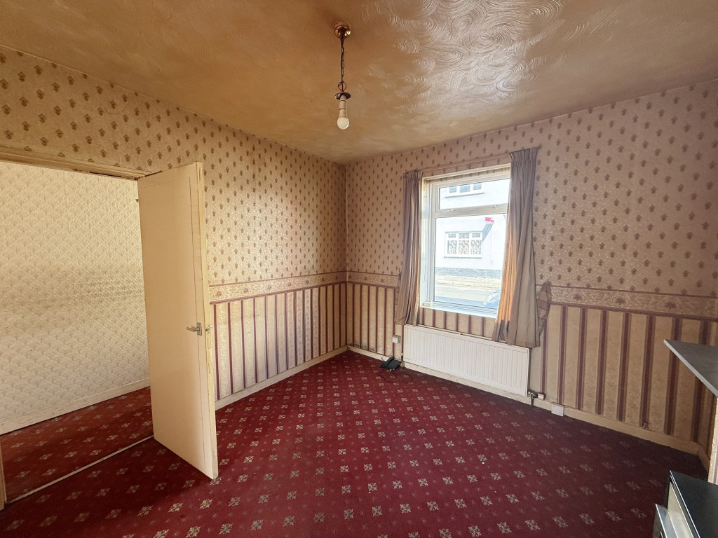Lot: 109 - TWO-BEDROOM HOUSE IN NEED OF IMPROVEMENT - Living room with carpet and wallpaper